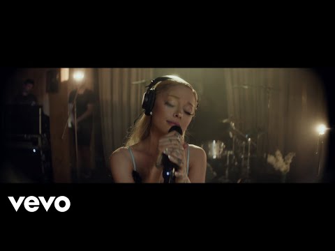 Ariana Grande – Honeymoon Avenue (Live from London)